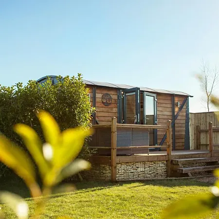 Yew Lodge - Shepherd'S Hut Railway Carriage With 