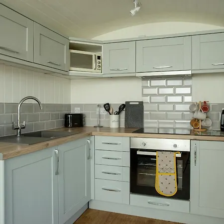 Yew Lodge - Shepherd'S Hut Railway Carriage With 
