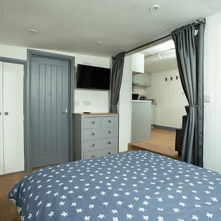 Yew Lodge - Shepherd'S Hut Railway Carriage With 