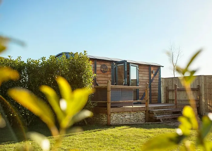 Yew Lodge - Shepherd\'S Hut Railway Carriage With \