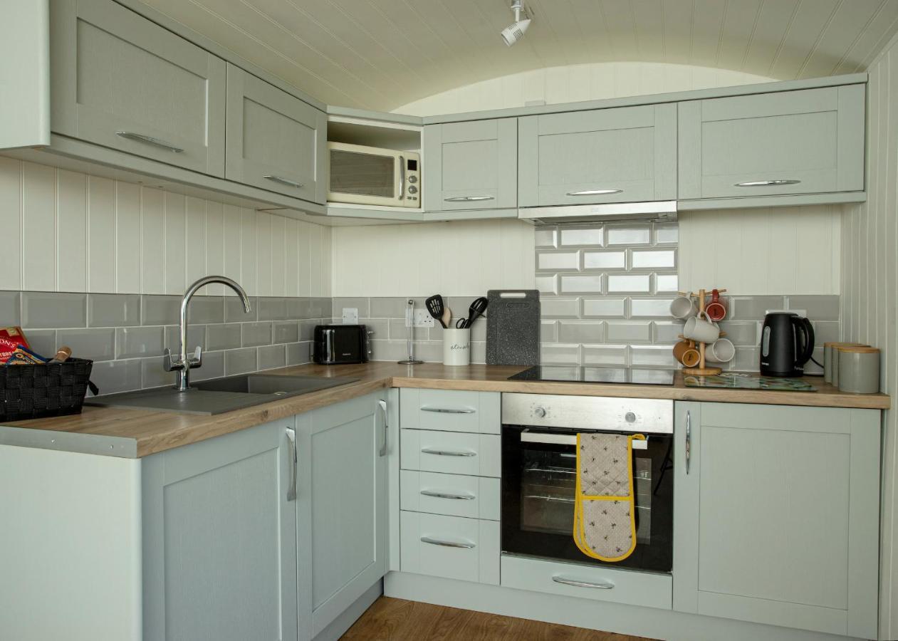 Yew - Shepherd's Hut Railway Carriage With 