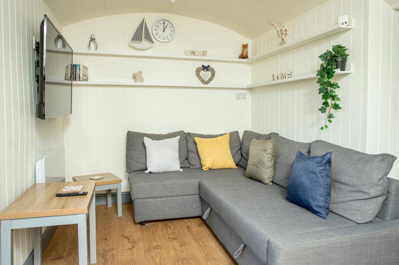 Yew - Shepherd's Hut Railway Carriage With 