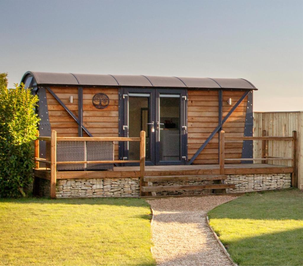 Yew - Shepherd's Hut Railway Carriage With 