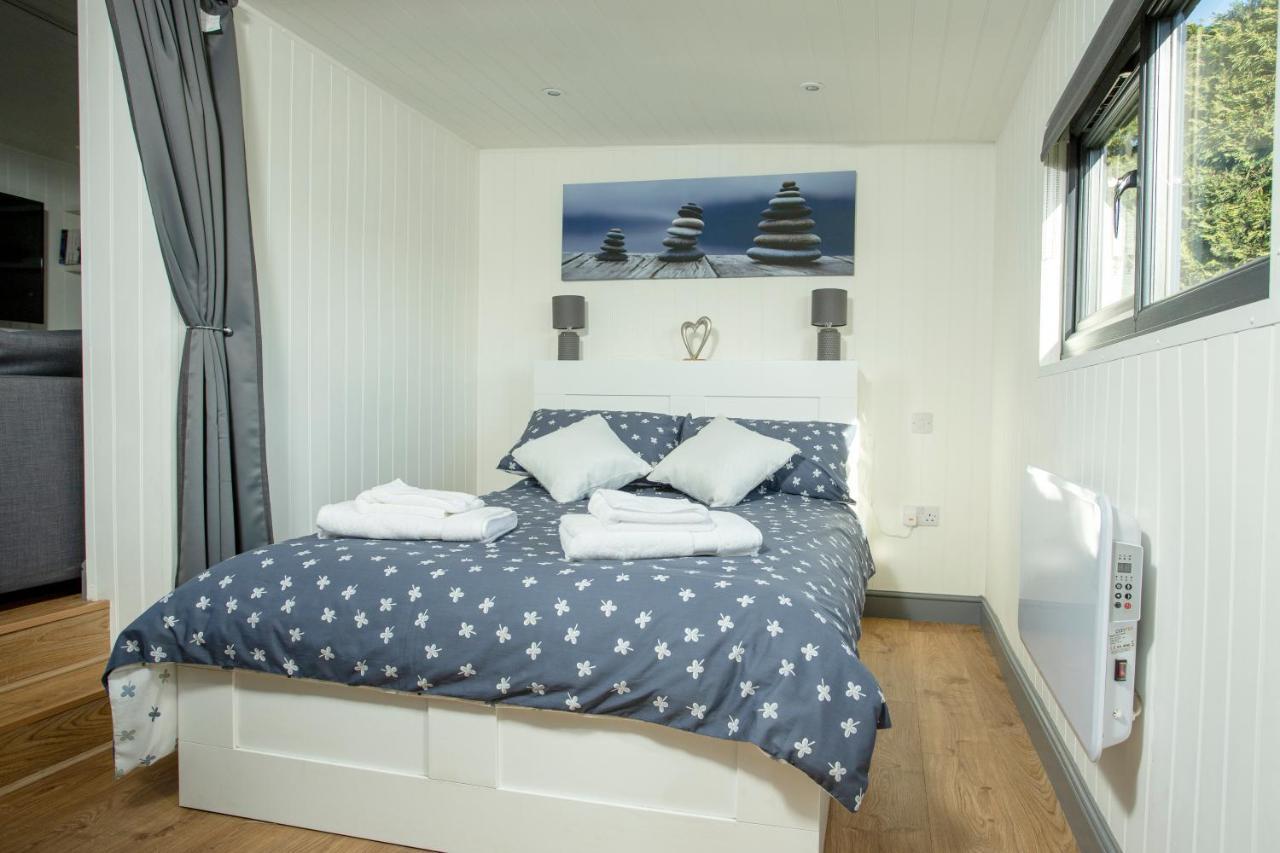 Yew - Shepherd's Hut Railway Carriage With 