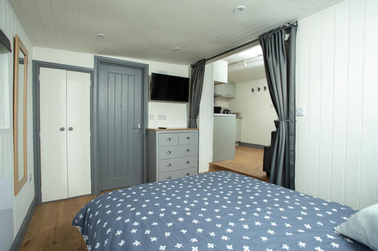 Chalet Yew - Shepherd's Hut Railway Carriage With 